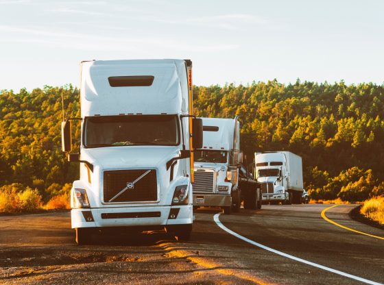 white-volvo-semi-truck-on-side-of-road-2199293 (Quintin Gellar/Pexels)