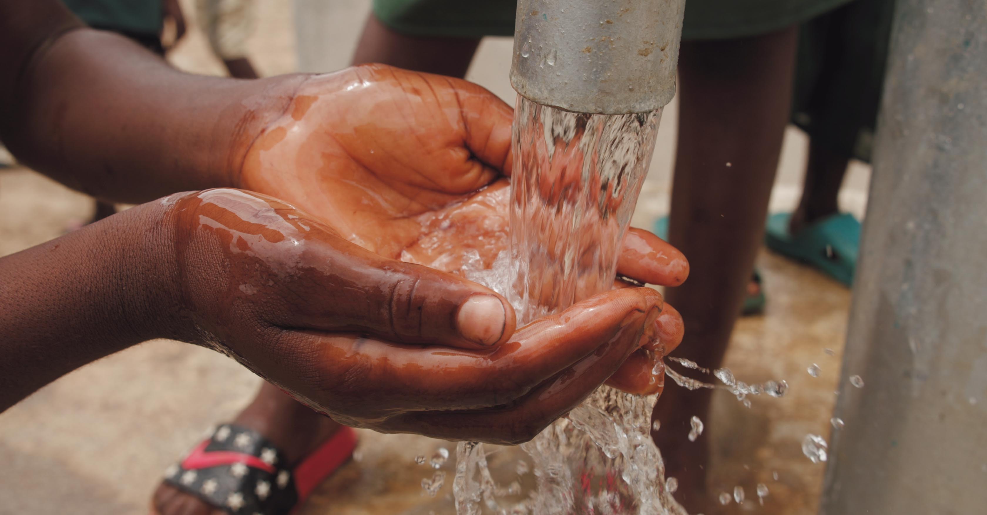 close-up-of-a-child-s-hands-catching-water-from-the-spout-of-3030281 (Kelly Lacy from Pexels)