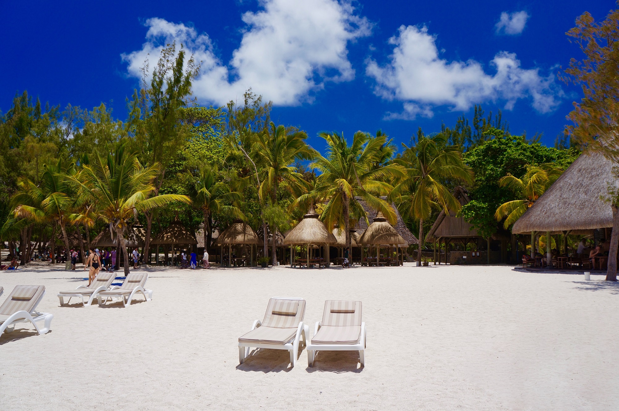 Summer empty chair (Photo by Anthony de Kroon on Unsplash)