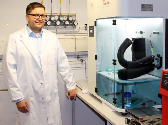 Martin Rieß M.Sc. in front of the measuring system for dynamic gas adsorption in one of Bayreuth’s laboratories for Inorganic Chemistry. Photo: Christian Wißler.