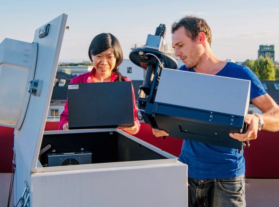 Jia Chen and Florian Dietrich at work on one of their sensors to study the atmosphere for greenhouse ... A. Heddergott / TUM
