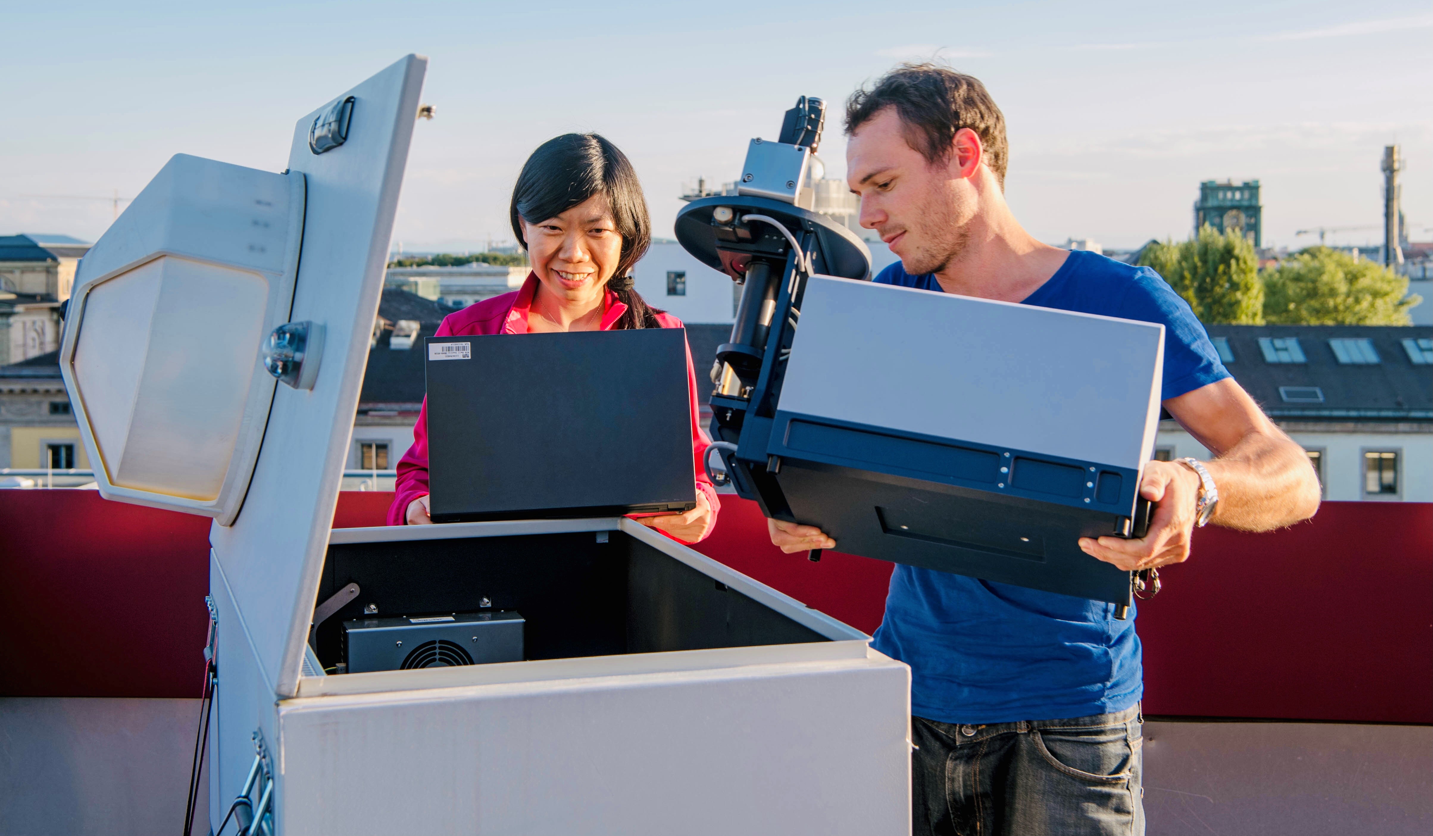 Jia Chen and Florian Dietrich at work on one of their sensors to study the atmosphere for greenhouse ... A. Heddergott / TUM